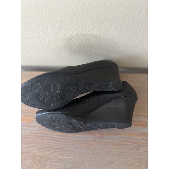 Tory Burch Wedge Shoes Womens 6 Black Pebbled Leather Peep Toe Logo Medallion - Picture 10 of 10
